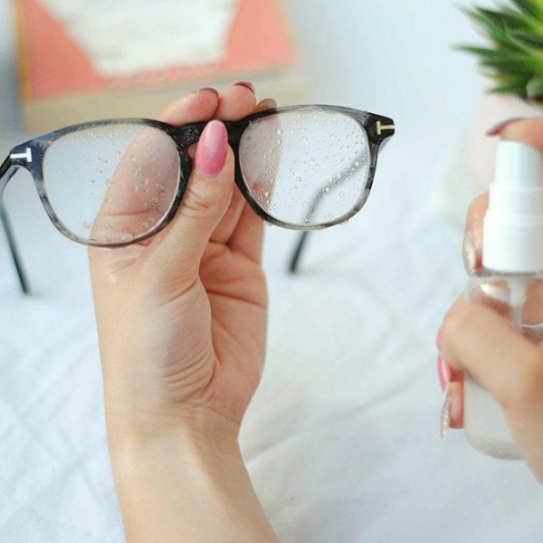 How to clean up your glasses? Sleeves, tissues, and alcohol may damage them!